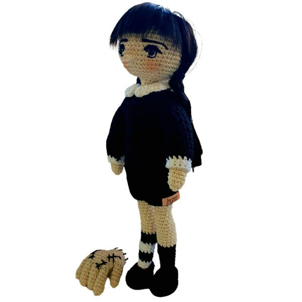 Papusa Miss Wednesday si Hand, crosetata manual, handmade, bumbac, alb, negru, 42cm, umputura microfibra