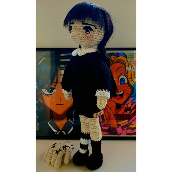 Papusa Miss Wednesday si Hand, crosetata manual, handmade, bumbac, alb, negru, 42cm, umputura microfibra