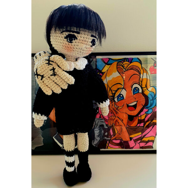 Papusa Miss Wednesday si Hand, crosetata manual, handmade, bumbac, alb, negru, 42cm, umputura microfibra