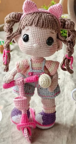 Kit pentru crosetat ,,Papusa cu trotineta"/ Set complet de crosetat cu toate materialele necesare incluse