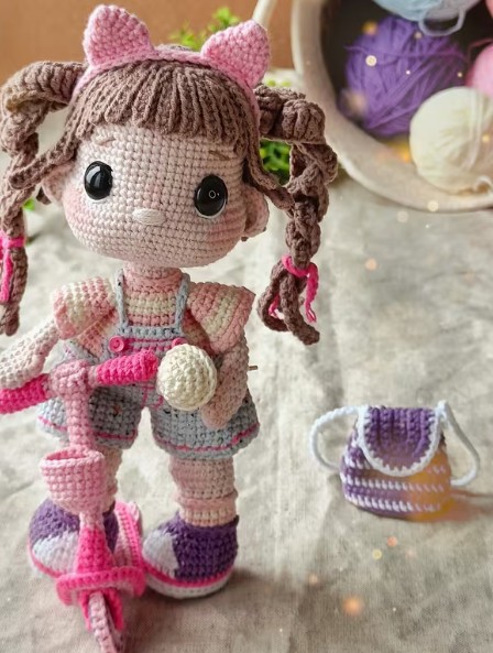 Kit pentru crosetat ,,Papusa cu trotineta"/ Set complet de crosetat cu toate materialele necesare incluse