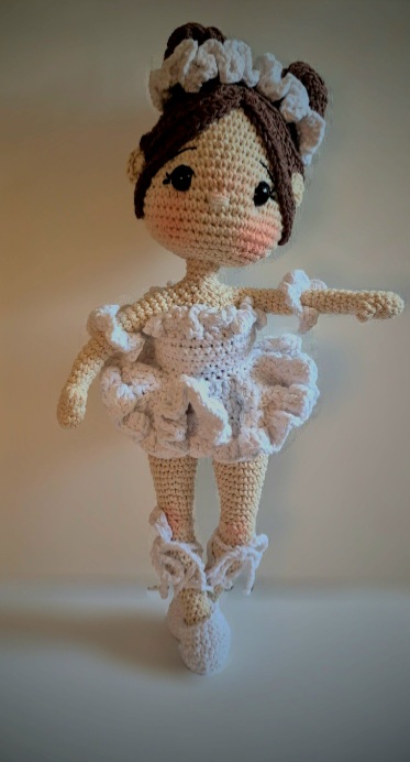 afterfocus_1775404356848 Papușica Balerina cu dimensiune de aprox. 50 cm, croșetată integral manual, bumbac