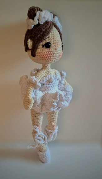 afterfocus_1775404494113 Papușica Balerina cu dimensiune de aprox. 50 cm, croșetată integral manual, bumbac