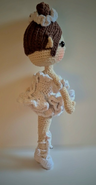 afterfocus_1775404734606 Papușica Balerina cu dimensiune de aprox. 50 cm, croșetată integral manual, bumbac
