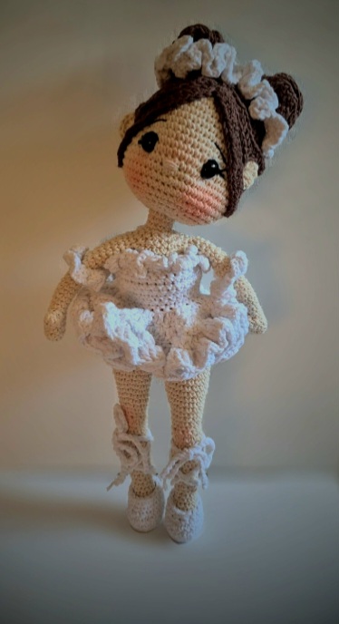 afterfocus_1775405090288 Papușica Balerina cu dimensiune de aprox. 50 cm, croșetată integral manual, bumbac