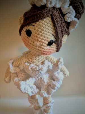 Papușica Balerina cu dimensiune de aprox. 50 cm, croșetată integral manual, bumbac