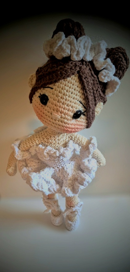 afterfocus_1775405206925 Papușica Balerina cu dimensiune de aprox. 50 cm, croșetată integral manual, bumbac