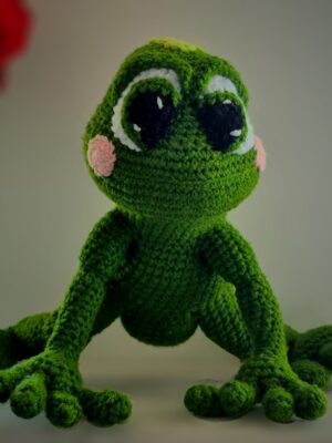 Papusica BROSCUTA VESELA, crosetata manual, amigurmi, handmade 100%, aprox. 28 cm
