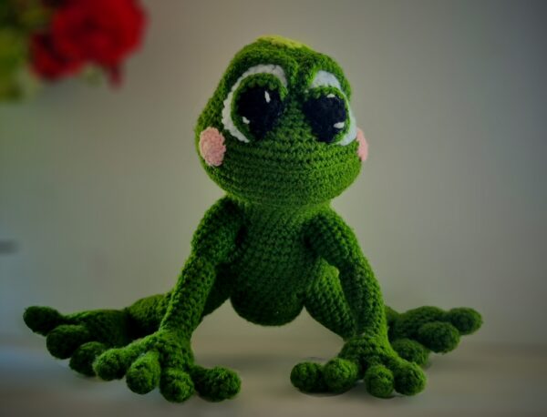 Papusica BROSCUTA VESELA, crosetata manual, amigurmi, handmade 100%, aprox. 28 cm