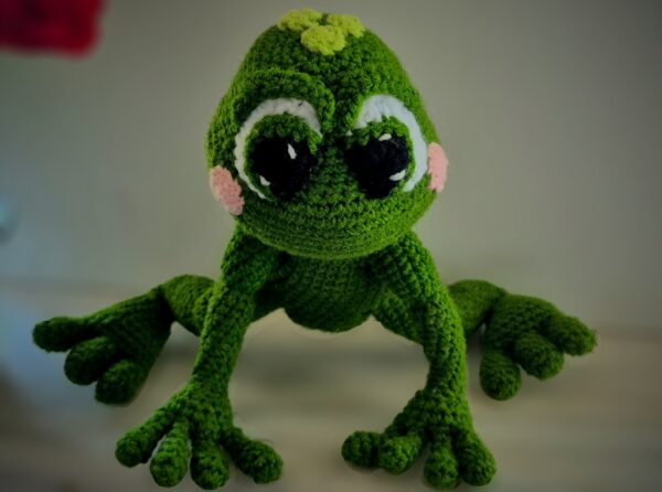 Papusica BROSCUTA VESELA, crosetata manual, amigurmi, handmade 100%, aprox. 28 cm