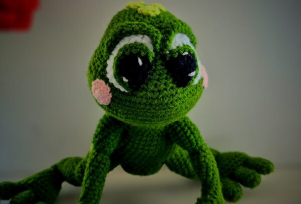 Papusica BROSCUTA VESELA, crosetata manual, amigurmi, handmade 100%, aprox. 28 cm